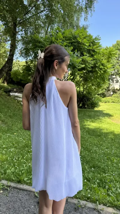 Біла сукня гофре