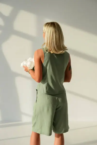 Оливковий костюм з льону З ШОРТАМИ