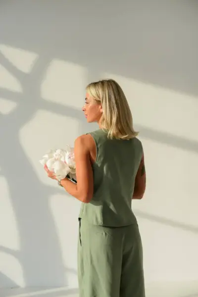 Оливковий костюм з льону З ШОРТАМИ