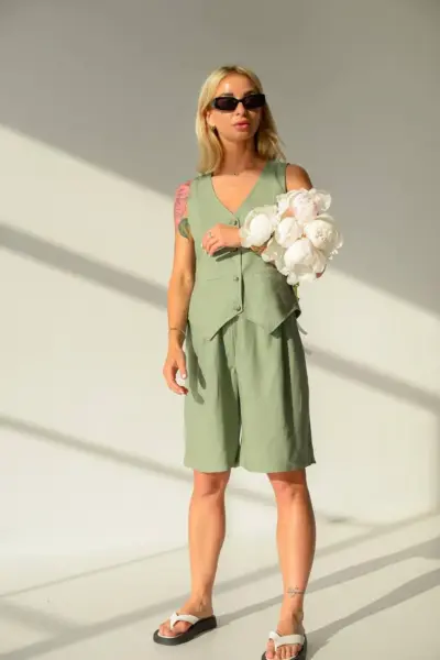 Оливковий костюм з льону З ШОРТАМИ