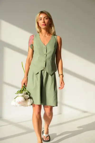 Оливковий костюм з льону З ШОРТАМИ