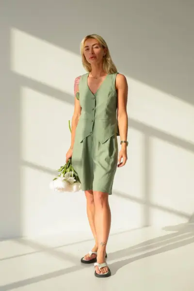 Оливковий костюм з льону З ШОРТАМИ