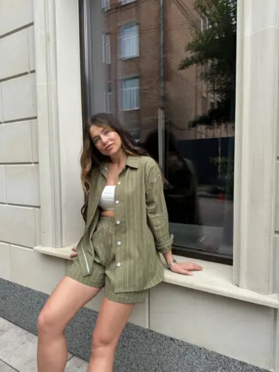 Оливковий лляний костюм