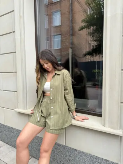 Оливковий лляний костюм