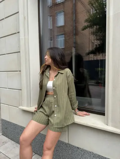 Оливковий лляний костюм