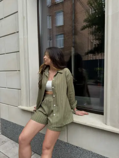 Оливковий лляний костюм