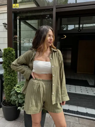 Оливковий лляний костюм