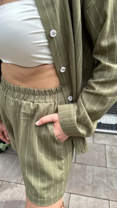 Оливковий лляний костюм