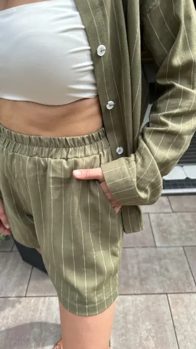 Оливковий лляний костюм