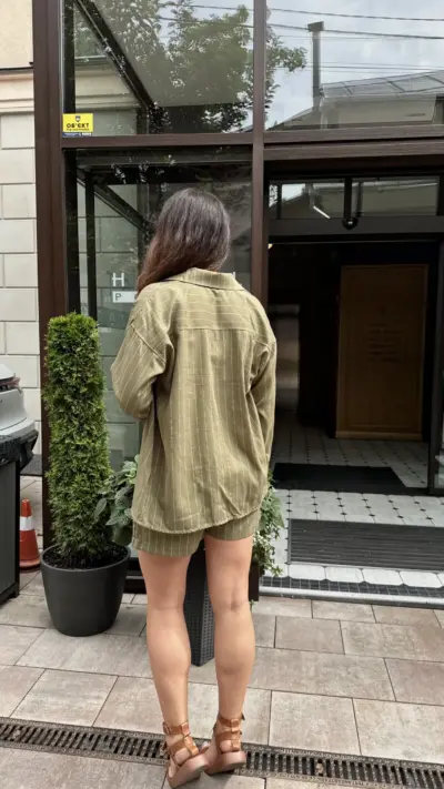 Оливковий лляний костюм