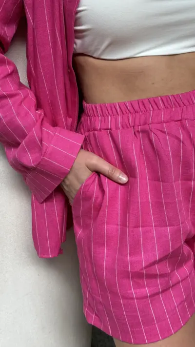 Лляний костюм кольору фуксія