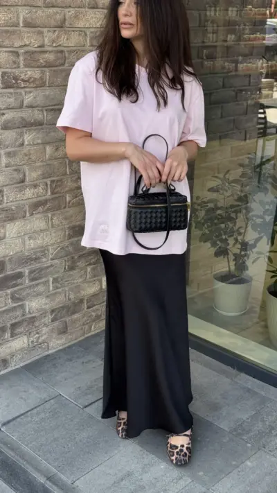 Рожева футболка з логотипом