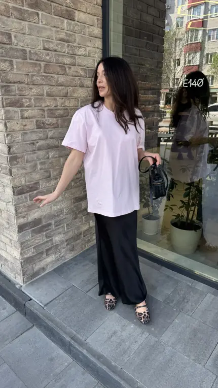 Рожева футболка з логотипом