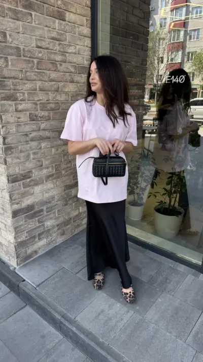 Рожева футболка з логотипом