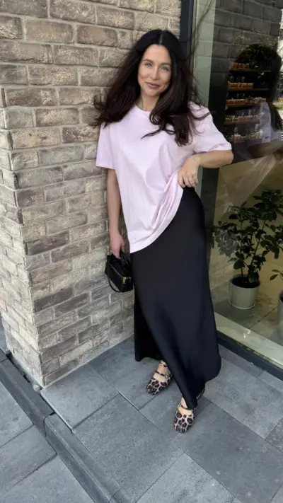 Рожева футболка з логотипом