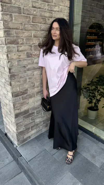 Рожева футболка з логотипом