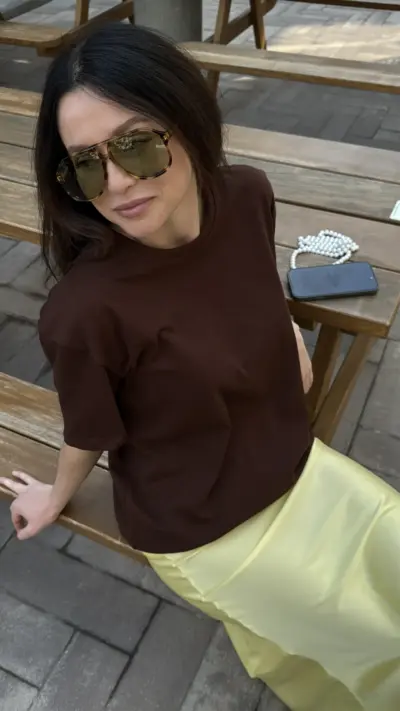 Шоколадна футболка з логотипом