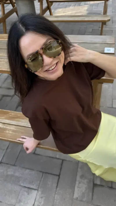 Шоколадна футболка з логотипом