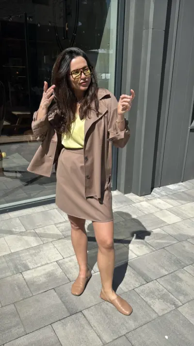 Костюм з спідницею кольору мокко