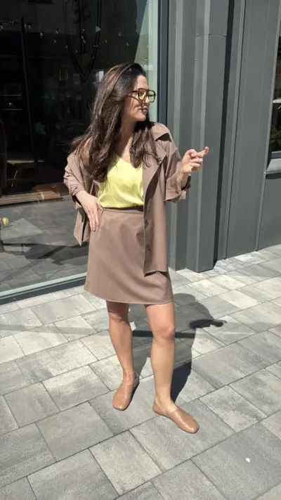 Костюм з спідницею кольору мокко