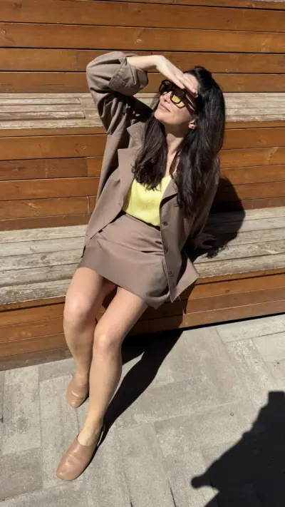 Костюм з спідницею кольору мокко