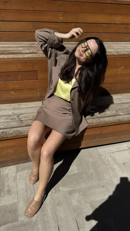 Костюм з спідницею кольору мокко