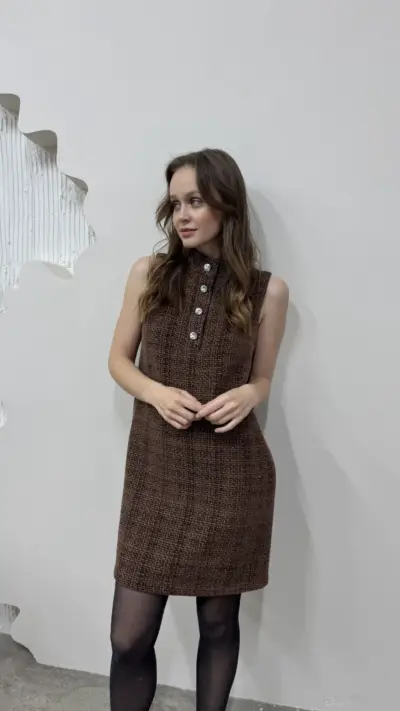 Коричнева сукня з твіду