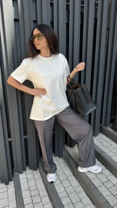 Молочна футболка з логотипом