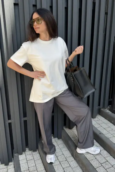 Молочна футболка з логотипом