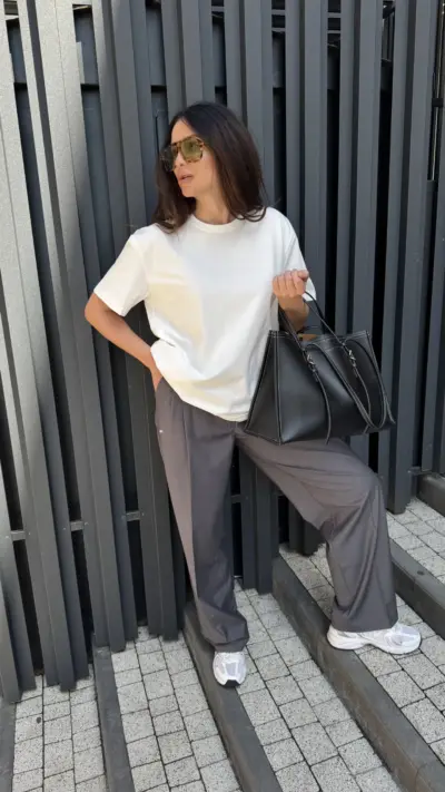 Молочна футболка з логотипом