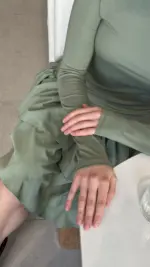 Оливкова сукня з акцентним низом