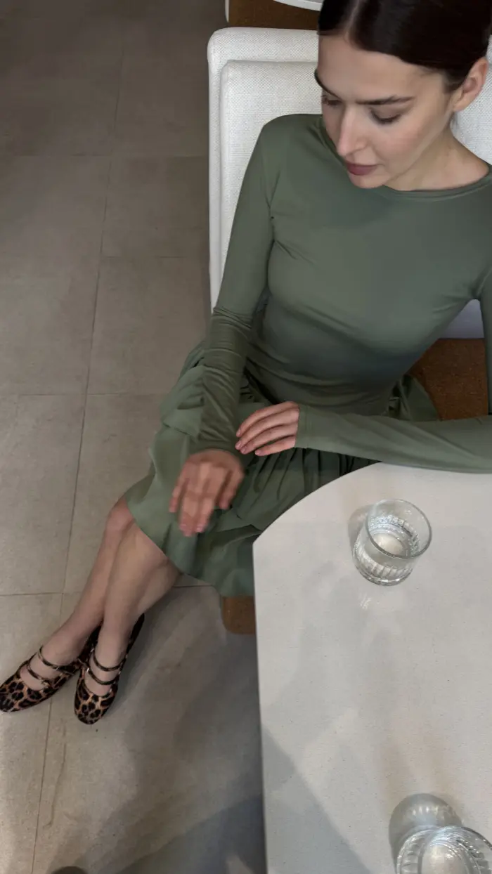 Оливкова сукня з акцентним низом