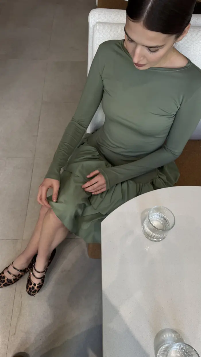 Оливкова сукня з акцентним низом