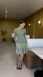 Оливкова сукня з акцентним низом