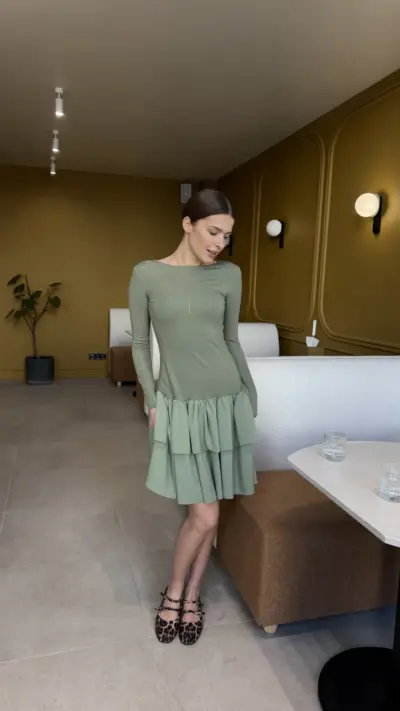 Оливкова сукня з акцентним низом