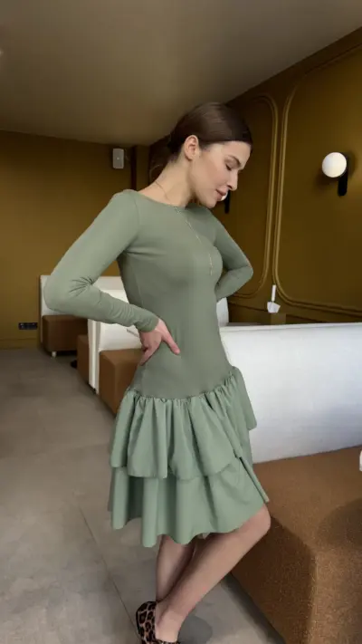 Оливкова сукня з акцентним низом