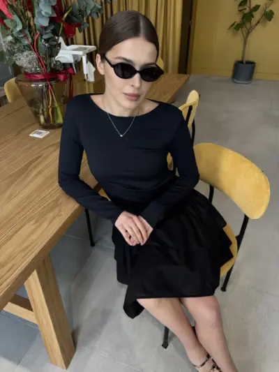 Чорна сукня з акцентним низом