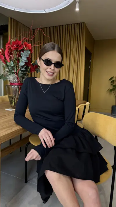 Чорна сукня з акцентним низом