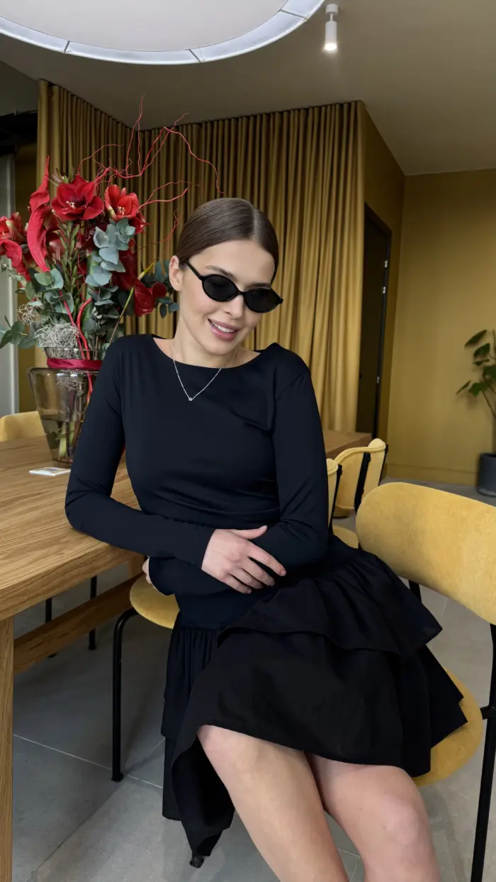 Чорна сукня з акцентним низом