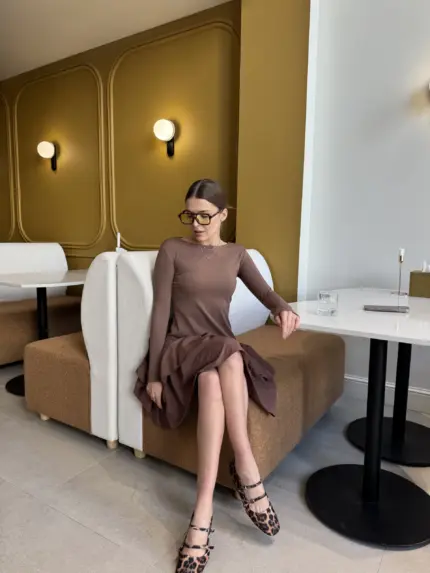 Сукня кольору мокко з акцентним низом