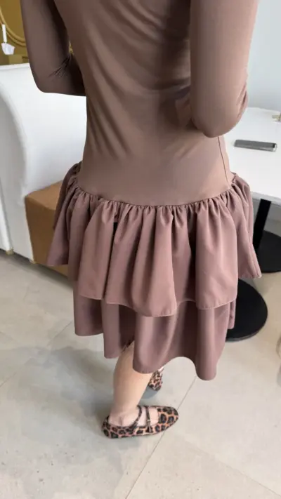 Сукня кольору мокко з акцентним низом