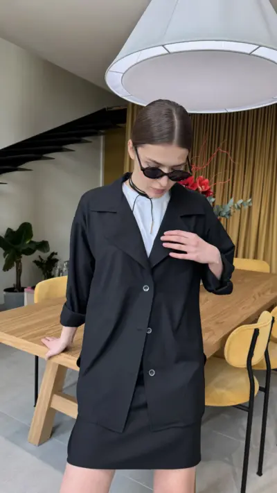 Чорний костюм з спідницею