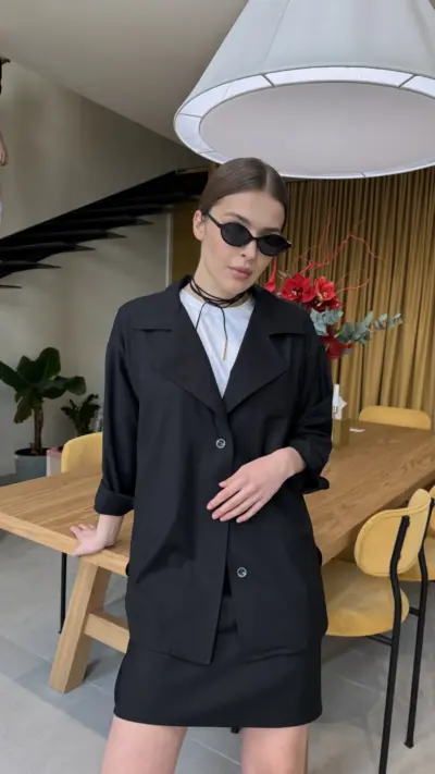 Чорний костюм з спідницею