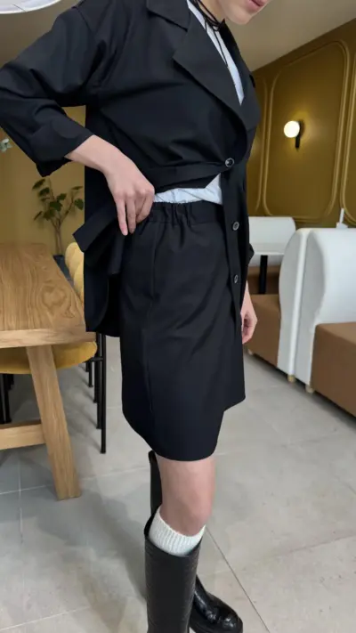 Чорний костюм з спідницею