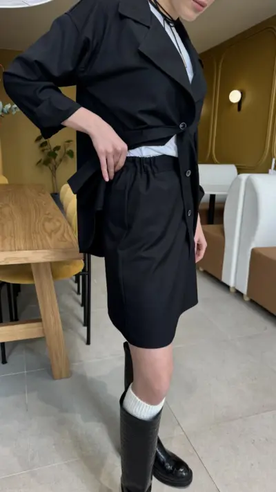 Чорний костюм з спідницею