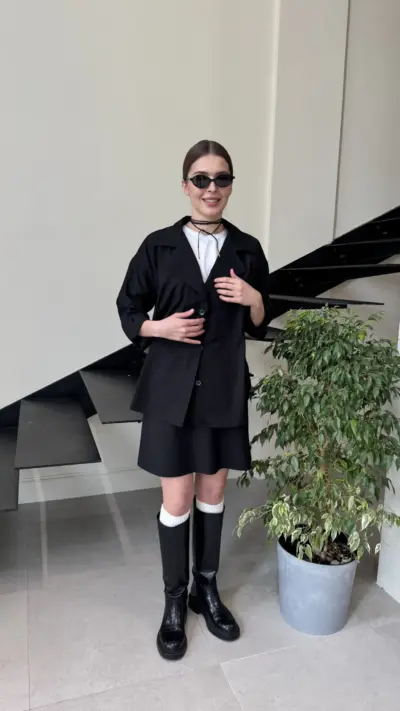 Чорний костюм з спідницею