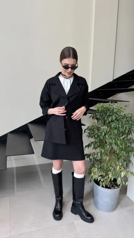 Чорний костюм з спідницею