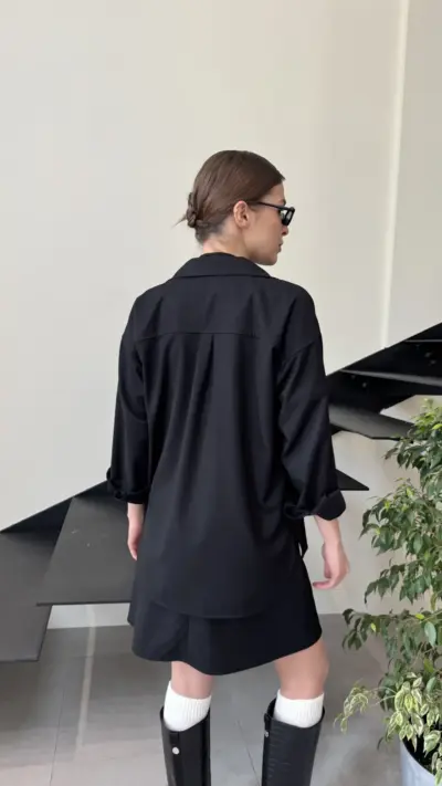 Чорний костюм з спідницею