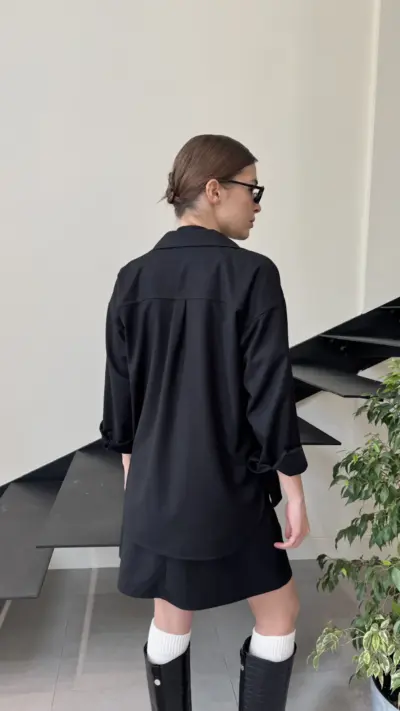 Чорний костюм з спідницею