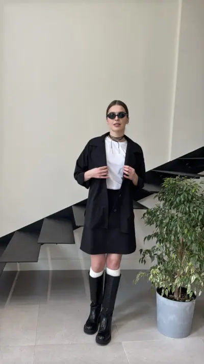 Чорний костюм з спідницею